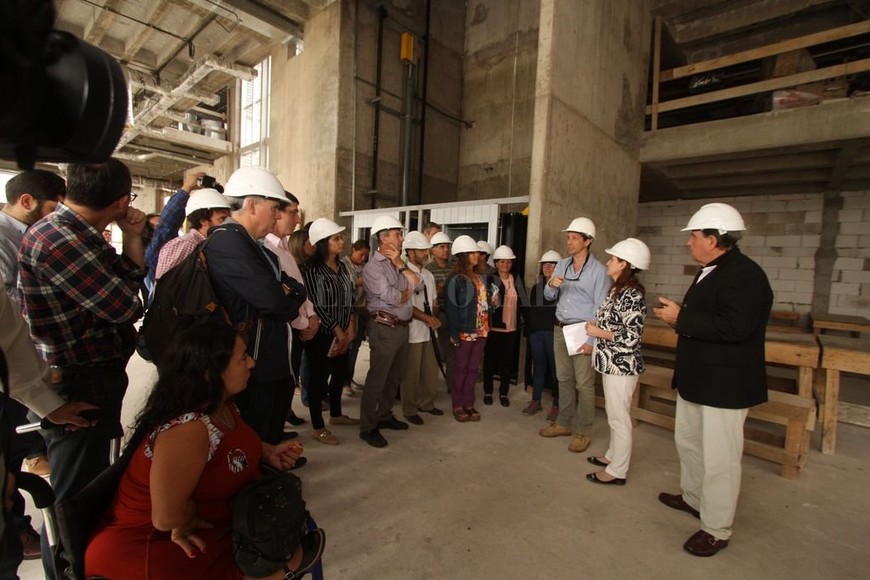 ELLITORAL_209374 |  Guillermo Di Salvatore Planta alta. La comitiva encabezada por las autoridades de Salud y Obras Públicas recorrió cada una de las instalaciones en obra del nuevo Iturraspe, al que le falta el 60 por ciento.