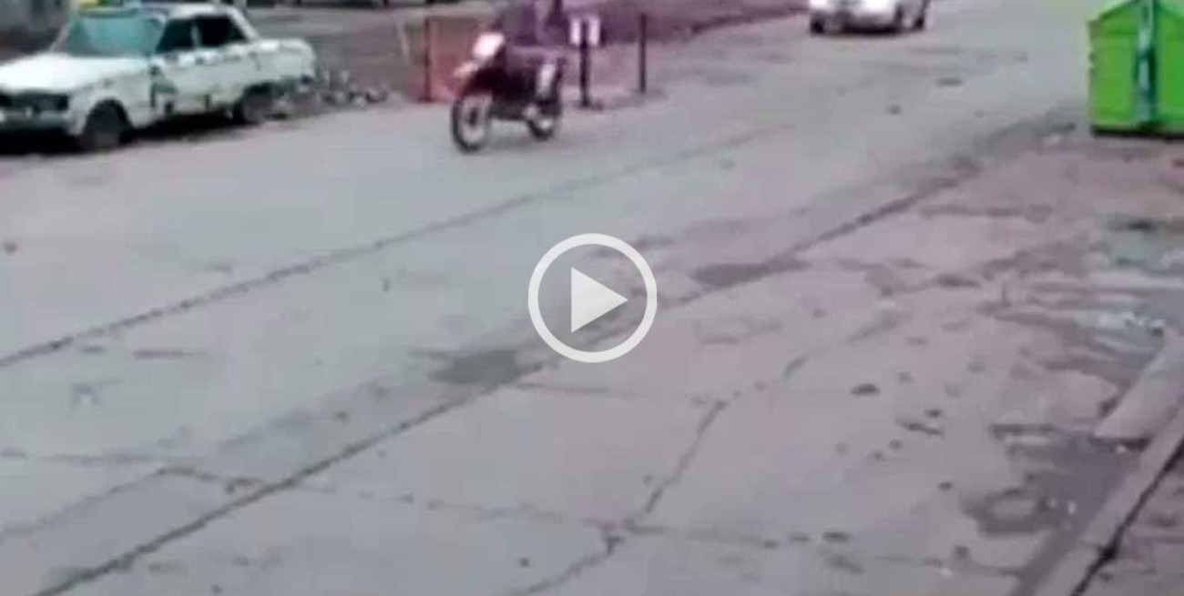 Video: desde una moto abrió fuego contra un grupo de personas 