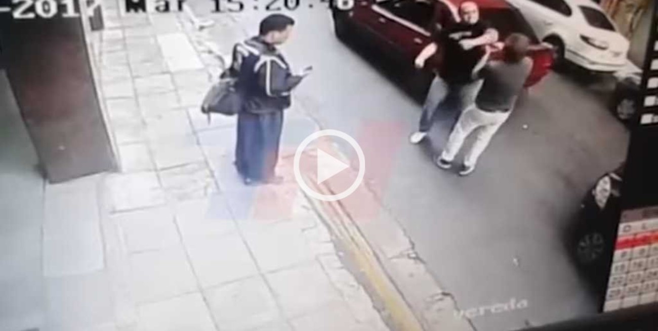 Video: noqueó a un taxista en plena calle