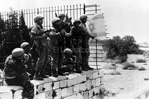 EFE / Archivo Fotografía de archivo tomada el 7 de junio de 1967, que muestra a un grupo de soldados israelíes mientras colocan su bandera nacional en una valla en el  Harem el-Sharif , conocido también como el Noble Santuario, durante la guerra de los Seis Días.