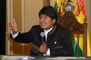 ELLITORAL_251875 |  Archivo BOL01. LA PAZ (BOLIVIA), 14/01/2016.- El presidente de Bolivia, Evo Morales, habla hoy, jueves 14 de enero de 2016, en La Paz, donde anunció que la próxima semana celebrará sus diez años en el poder con rituales ancestrales, un informe de Gobierno ante el Congreso y una reunión de movimientos sociales internacionales. El mandatario, cuya presidencia es la más longeva en la historia de su país, cumplirá una década como gobernante el próximo viernes 22 de enero, cuando pronunciará un mensaje y un informe de su Gobierno ante la Asamblea Legislativa, controlada por el oficialismo. EFE/AGENCIA BOLIVIANA DE INFORMACIÓN/SOLO USO EDITORIAL