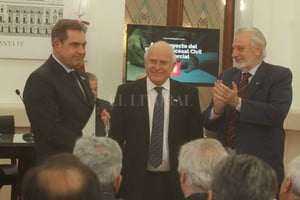ELLITORAL_217769 |  Guillermo Di Salvatore En mayo último, el gobernador Lifschitz y el ministro Silberstein reconocieron la tarea de Angel Garrote al frente de la comisión que trabajó el futuro Código Civil y Comercial.