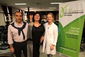 Mauricio Garín Charla especializada. La señora Roberta Anido de Pena, flanqueada por los médicos inmunólogos Miguel Galicchio y Lucía Spossito. Su labor está dirigida a brindar información, difusión y promoción acerca de las EPF.