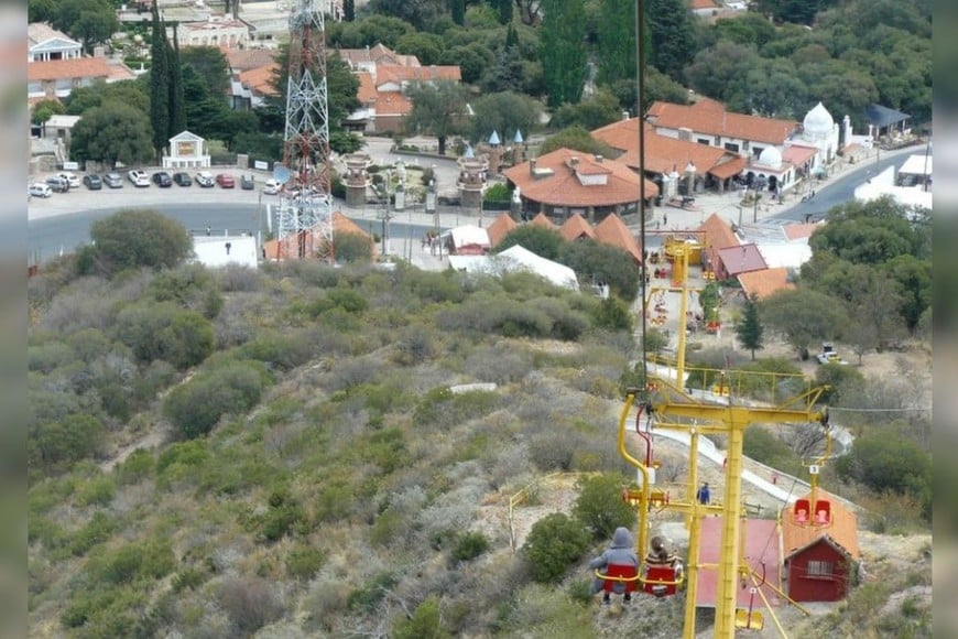 ELLITORAL_219399 |  Internet ¡Tochi! Desde 1985, la misma aerosilla que cruzó la Setúbal asciende hasta los 1.440 metros en Los Cocos, en las sierras de Córdoba.