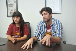 ELLITORAL_207894 |  Flavio Raina Marcia Bustos y Matías Bertoli, del Centro de Estudiantes de la FCJS-UNL.