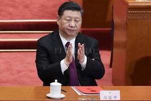 ELLITORAL_206553 |  NICOLAS ASFOURI AFP-PHOTO El presidente chino Xi Jinping aplaude durante la sesión de cierre del Congreso Nacional del Partido Comunista de China.