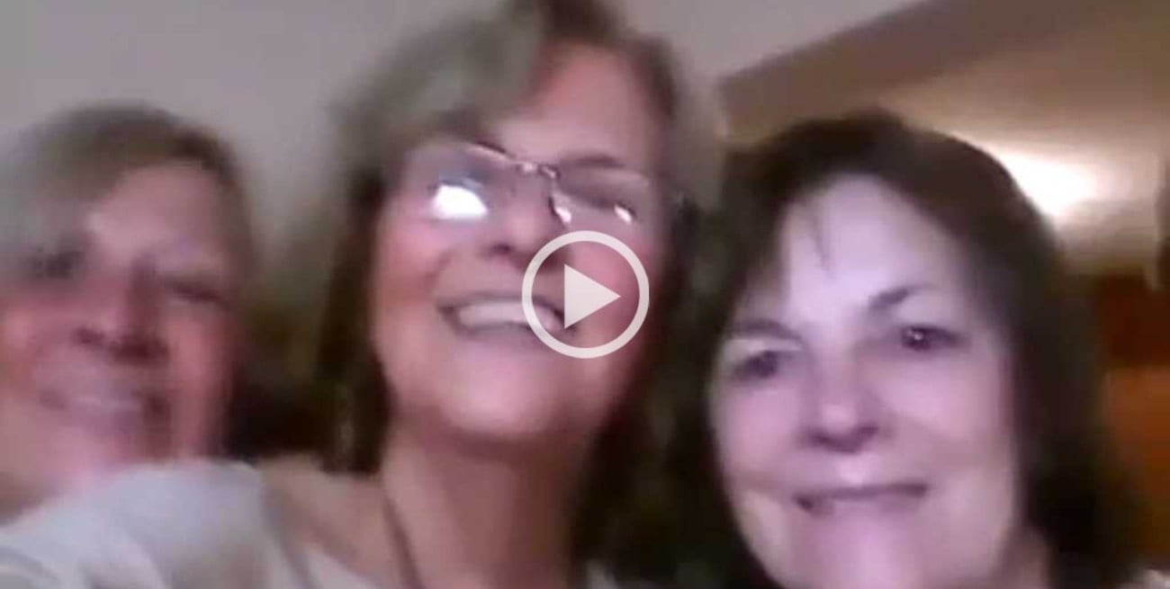 Video: ¿Qué pasa cuando 4 señoras intentan tomar una "selfie"?
