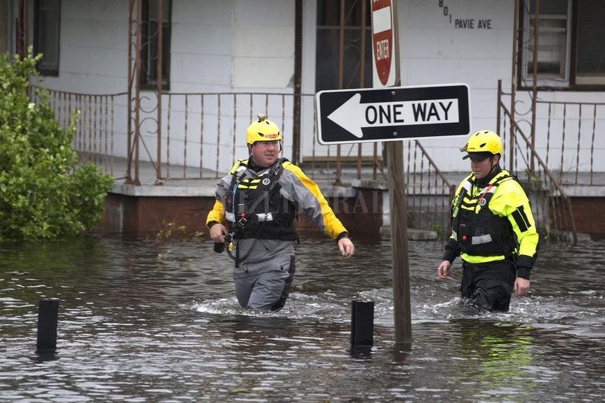 ELLITORAL_223134 |  DPA Bomberos participan en los trabajos de rescate en una zona inundada de New Bern, Carolina del Norte