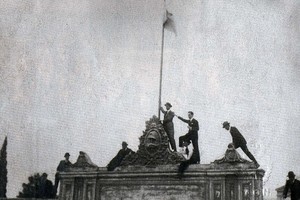 Archivo El Litoral En la imagen, los estudiantes toman la Universidad de Córdoba e izan la Bandera Argentina, el 15 de junio de 1918.