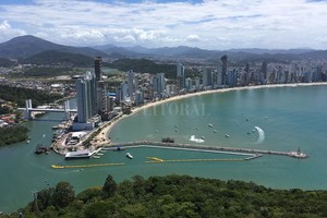 ELLITORAL_197905 |  El Litoral Praia central. La movilidad y los servicios son un tema clave. Hay 1.800 edificios que se concentran en una estrecha franja costera de solo 6,7 kilómetros.