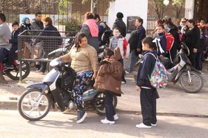ELLITORAL_215031 |  Guillermo Di Salvatore Sin casco. Varias motos circulan por las veredas de las escuelas, muchos conductores no llevan casco y tampoco para los menores que transportan.