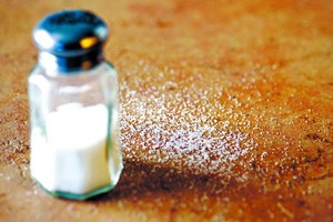ELLITORAL_146619 |  Archivo El Litoral. Oculta. Sólo un 25 % de la sal que ingerimos está representada por el salero. El resto proviene de productos industrializados y procesados, como fiambres, salsas, sopas y hasta galletitas dulces y gaseosas.