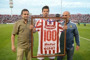 ELLITORAL_220004 |  Luis Cetraro Por 100 partidos más. Santiago Zurbriggen, el día que Andrés Monsalvo y Marcelo Piazza le hicieron entrega de su camiseta en conmemoración a los 100 partidos.