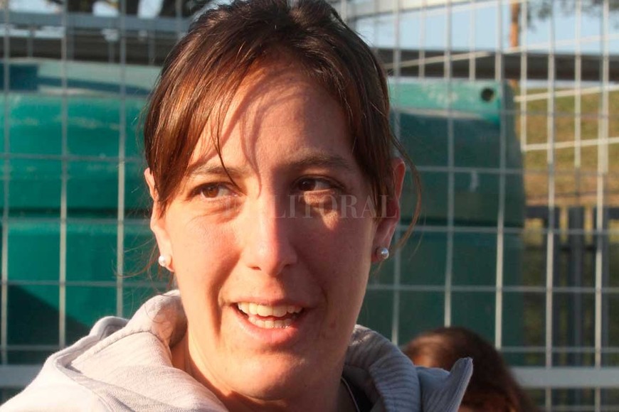 ELLITORAL_215722 | El Litoral Arrancamos la última semana para afinar detalles. Allí también juegan mucho las emociones, despedidas...En lo personal, como madre, dejar a mi hijo un mes no va a ser fácil, pero es algo que debemos manejar. Apostamos a dejar a Argentina en lo más alto, así que ojalá se de. Estamos con muchas expectativas, creemos, confiamos en el equipo y vamos a ir por todo. Las más grandes nos adaptamos a las más chicas. Ellas nos dan esa pasión y ganas nuevas que traen de apostar a ser campeonas. Logramos una unión muy linda Belén Succi, arquera de Las Leonas