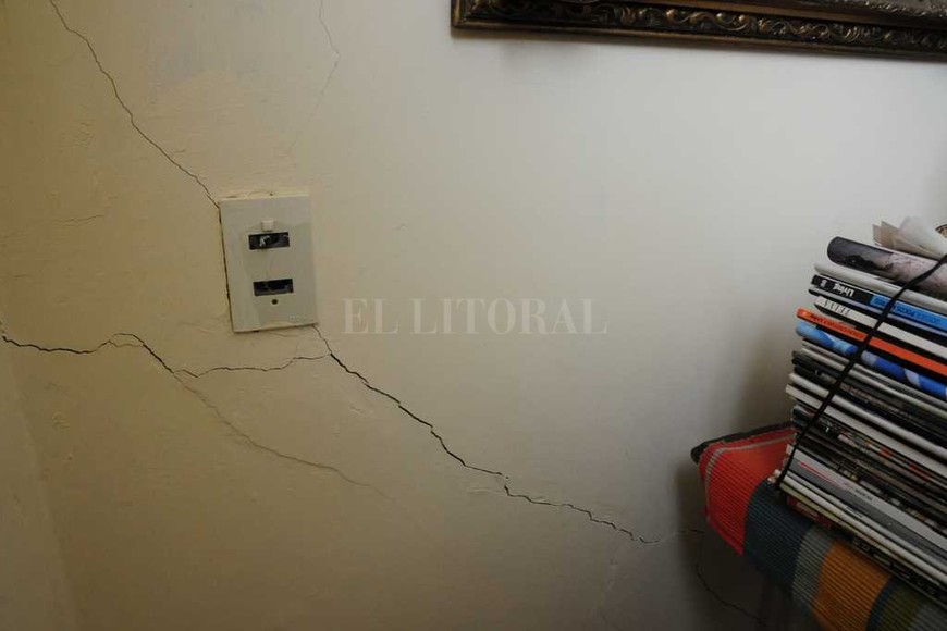 ELLITORAL_184033 |  Archivo El Litoral En el sur. En una casa de Uruguay 2700 aparecieron rajaduras después de una obras de Aguas Santafesinas, en julio de 2015.