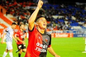 ELLITORAL_171276 |  Archivo El Litoral Cristian Guanca gritando un gol con la camiseta de Colón.