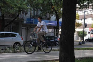 ELLITORAL_176257 |  Luis Cetraro Ya hay ciclistas que circulan por el cantero central del nuevo bulevar.
