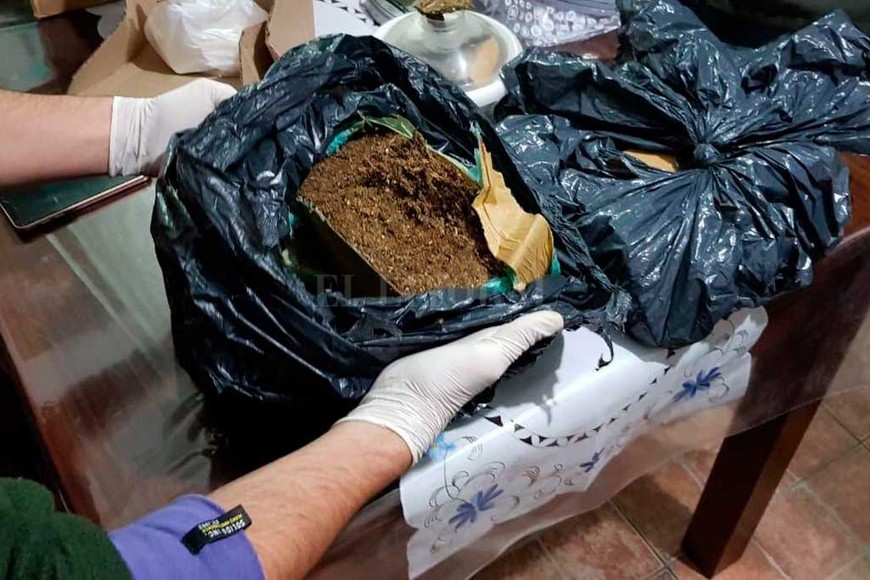 ELLITORAL_251844 |  Prensa GNA Gendarmería incautó 716 gramos de cocaína y 4,5 kilos de marihuana (foto), además de una fuerte suma de dinero en pesos y dólares.