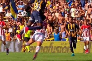 Captura de pantalla Pésima noticia para todos. Lucas Gamba en una de las tantas tardes de festejos en Unión. Lamentablemente, sufrió la fractura de dos costillas y tendrá que armarse de paciencia para recuperarse y volver a jugar. Se quedará afuera por varios partidos.