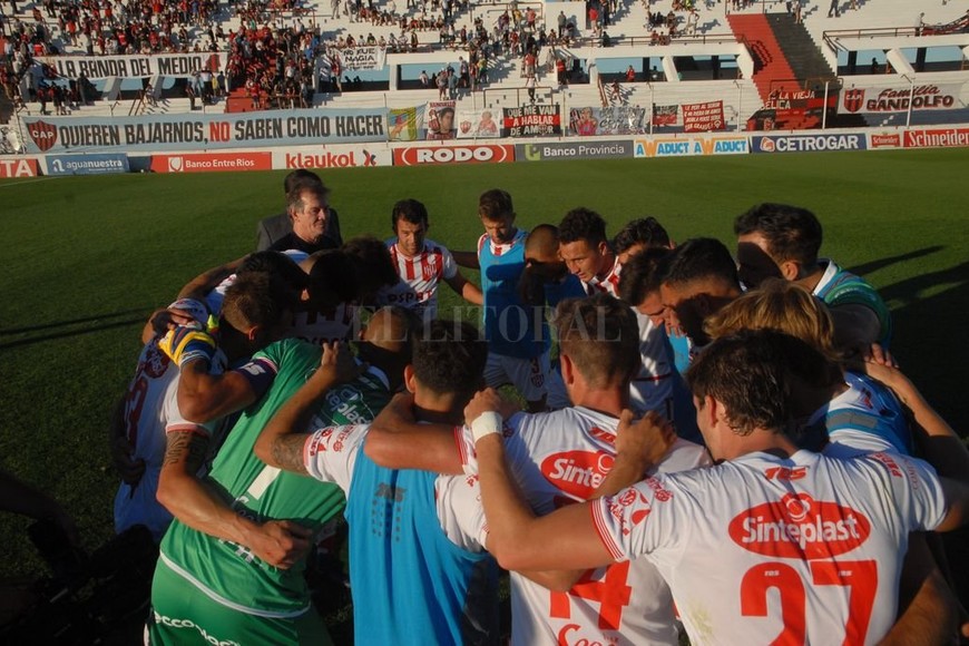 ELLITORAL_196698 |  Mauricio Garín La unión de Unión en esta arenga en el final del partido. Se nota que se habían juramentado ganar este partido y así lo festejaron.