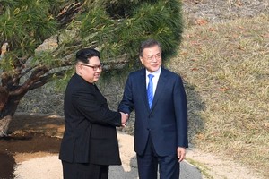ELLITORAL_219469 |  Archivo El presidente de Corea del Sur, Moon Jae-in (der.), y el líder norcoreano, Kim Jong-un (izq.)