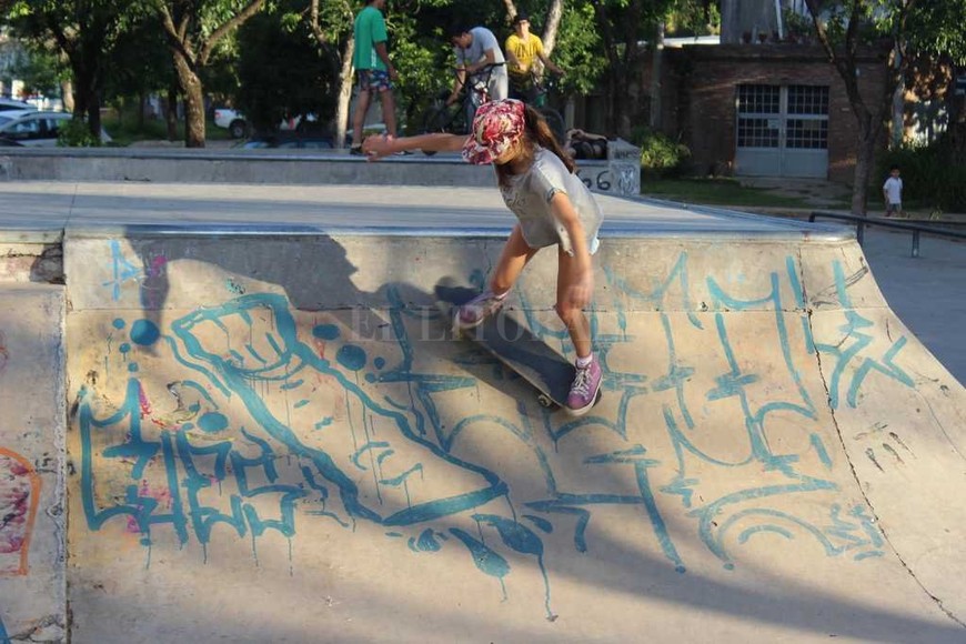ELLITORAL_198519 | Gentileza BMX. Un joven sobre dos ruedas en el aire, tras practicar un salto en la rampa del Candioti Park.