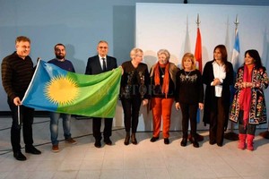 Prensa Senador Calvo LA CEREMONIA se realizó en el Centro Cultural Viejo Mercado de la ciudad de Rafaela, con la presencia del senador Alcides Calvo, el intendente Luis Castellano, concejales de Frontera, Sunchales y Rafaela.