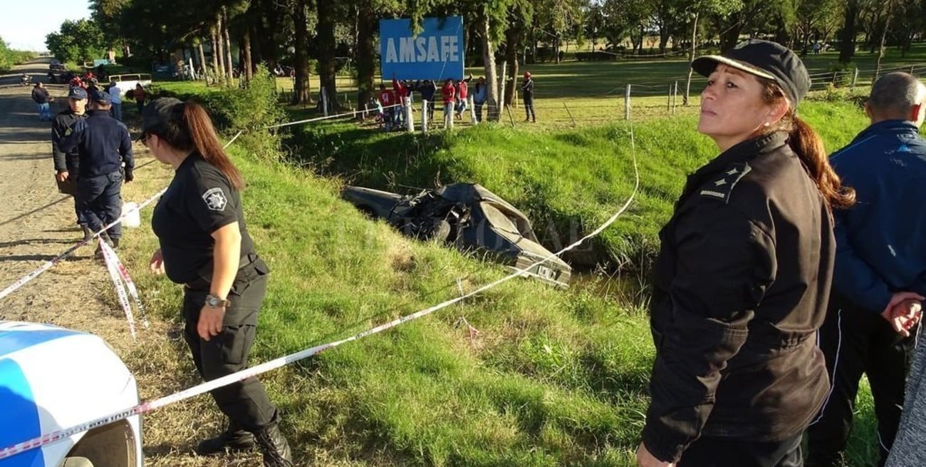 Una moto se incrustó en un Renault 12: dos muertos en la Ruta 40S