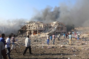 ELLITORAL_192904 |  Faisal Isse/Zuma Press/dpa Columnas de humo ascienden de un sitio cercano al hotel Safari de Mogadiscio, Somalia, en el que el 14/10/2017 se perpetró un ataque suicida que dejó decenas de muertos.