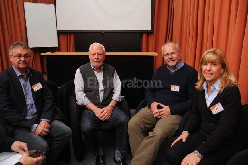 ELLITORAL_152925 | Flavio Raina Investigadores. Entre los referentes internacionales que brindaron conferencias, cabe mencionar a Carlos Alberto Arias, de Dinamarca; Josep Maria Bayona, de España; Armando Rivas Hernández, de México; George Tchobanoglous, de Estados Unidos; Hans Brix, de Dinamarca; Jaques Brisson, de Canadá; Diego Paredes Cuervo, de Colombia y María Alejandra Maine, de FIQ-UNL, Argentina.