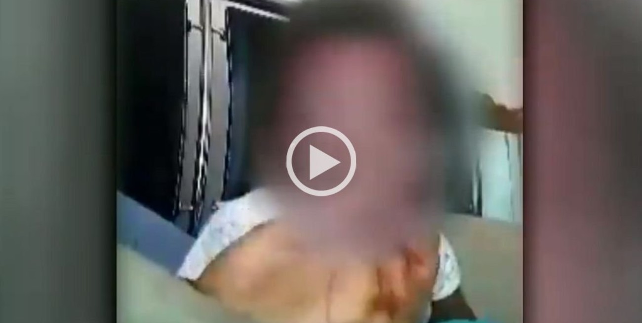 Subió un video a Facebook en el que muestra cómo le da de fumar a su bebé