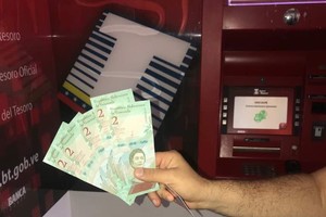 ELLITORAL_220189 |  Simón Zerpa Delgado, Twitter. El ministro del Poder Popular para Economía y Finanzas publicó el Twitter una imagen de los nuevos billetes.