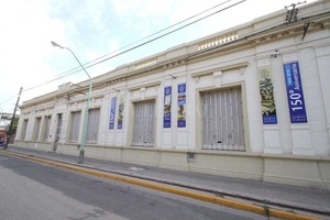 Guillermo Di Salvatore Emblemático. Desde 1881, la Escuela N° 15 Juan de Garay ocupa el edificio ubicado en calle Sarmiento, entre 25 de Mayo y Centenario, frente al parque que recuerda al prócer sanjuanino.