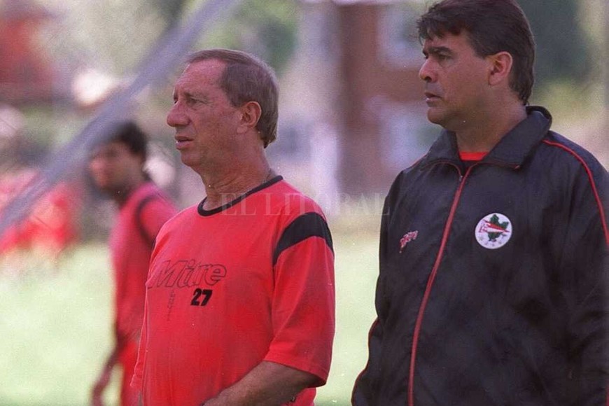 ELLITORAL_188163 |  El Litoral Brown y su mentor. Para muchos de aquéllos jugadores (o para casi todos), Bilardo es  palabra mayor . En el caso de Brown, mucho más. Fue campeón con él como técnico en Estudiantes y en la selección. Además, lo llevó a trabajar como ayudante cuando dejó el fútbol.