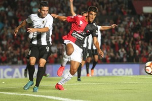 Manuel Fabatia Más tapado que antes. Al llegar Javier Correa ?casualmente un ex Godoy Cruz? y seguir Diego Vera, el canterano Nicolás Leguizamón quedó más relegado que en el semestre anterior como opción de ataque. Ahora, en medio de tantas bajas para ir a Mendoza, el entrenador lo vuelve a citar en la delegación profesional. En la siesta dominguera, Colón se fue en micro a Rosario y desde allí en avión a Mendoza para jugar mañana a las 21.15 contra el Tomba . En la foto, ante el Zamora por la Sudamericana, donde arrancó desde el vamos entre los once.