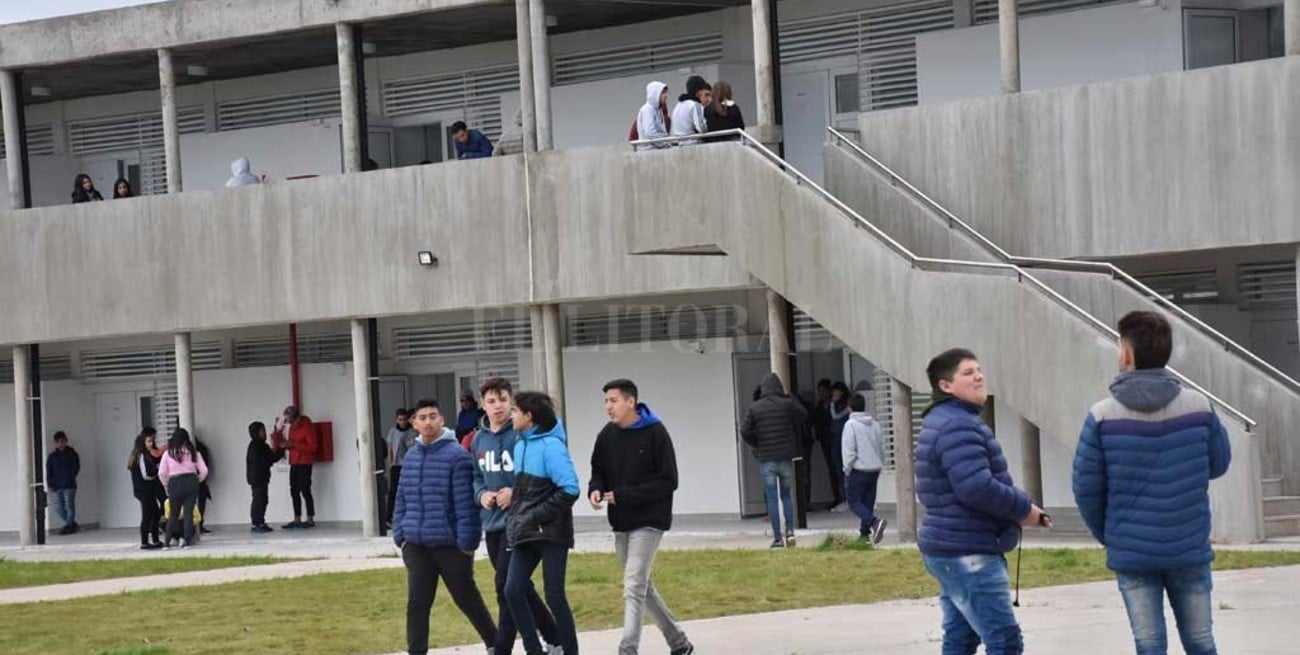 Flavio Raina Primera vez. Los estudiantes de la República Argentina pudieron disfrutar de su nuevo edificio en el inicio del segundo cuatrimestre de 2019.