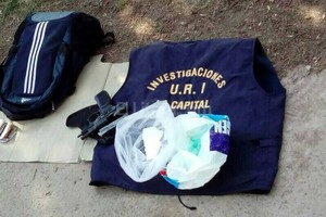 El Litoral El 21 de septiembre, la Policía Federal detuvo en Santa Fe a un suboficial de La Capital  transando  300 gramos de cocaína con una pareja de narcos.
