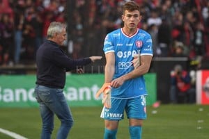 ELLITORAL_221482 |  José Almeida Dos arqueros debutantes! Los colegas de la transmisión de FOX Sports se preguntaban cuál era el último antecendente de un partido del fútbol argentino donde hubieran debutado dos arqueros en un mismo equipo. Y eso le pasó al Unión de Madelón, en un clásico y encima en condición de visitante en la cancha de Colón. El equipo de Domínguez se la hizo fácil: un solo tiro al arco (Bastía) en todo el partido.