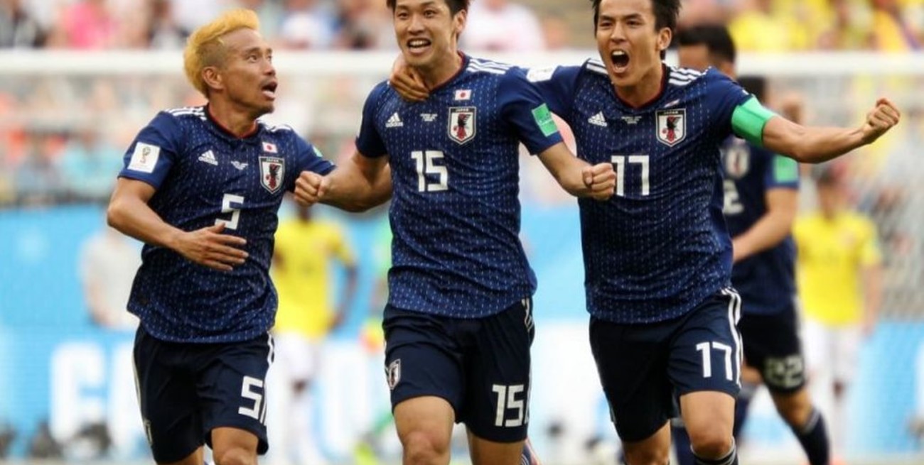 Luego de los festejos por el triunfo, los japoneses limpiaron el estadio 