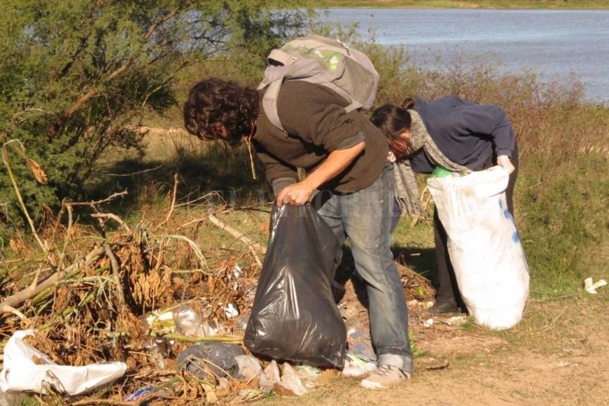 ELLITORAL_215283 |  Gentileza La preocupación se dio al detectar una gran cantidad de minibasurales con basura patológica y todo tipo de desperdicios, muchos de los cuales contaminan el río.