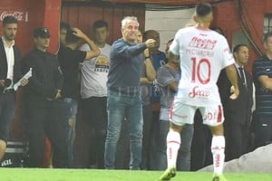 ELLITORAL_255246 |  Luis Cetraro Leo espera al  10 . Como en cualquier partido, Leo Madelón necesita tener a todos los soldados en condiciones de ir a la línea de fuego. Por ahora, hay tres jugadores descartados: Marcos Peano, Brian Alvarez y Nicolás Mazzola. Los otros dos que están  ahí , con el alta médica pero sin fútbol, son el  Chaco  Nelson Acevedo para la mitad de la cancha y Maximiliano Pablo Cuadra (foto) para el ataque. ¿Podrá tener a los dos, a uno o a ninguno?.