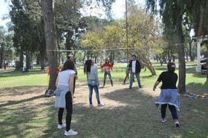Flavio Raina Fútbol, voley, juegos en ronda, fueron las estrategias para  unir  a los dos grupos de alumnos.