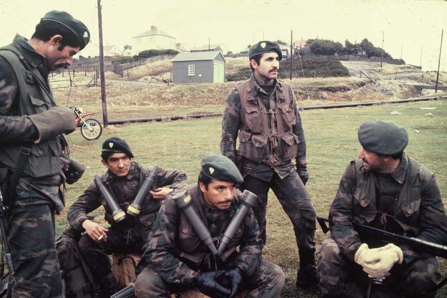 ELLITORAL_207958 |  Gentileza Francisco Altamirano (primero desde la izquierda) previo a una misión durante el conflicto bélico por las Islas Malvinas.