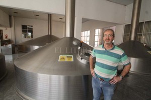 ELLITORAL_201225 |  Guillermo Di Salvatore. Maestro. Marcelo Scotta en la planta de elaboración de la Cervecería Santa Fe, donde inició el aprendizaje del oficio en 1992.