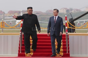 ELLITORAL_223195 |  dpa El líder de Corea del Norte, Kim Jong-un (izq.), recibe al primer ministro de Corea del Sur, Moon Jae-in (der.), durante una ceremonia de bienvenida.