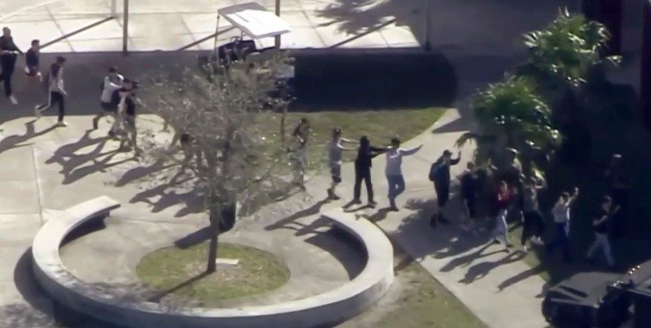 Al menos 17 muertos y varios heridos tras un tiroteo en una escuela secundaria de Florida