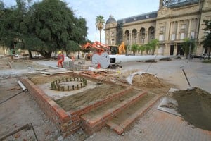 ELLITORAL_211078 |  Pablo Aguirre Cada mástil pesa cuatro toneladas y media y mide 40 metros. Se ubicarán a cada lado de la pirámide central de la plaza, cercana a calle General López.