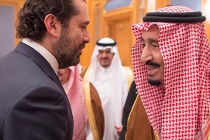 ELLITORAL_195714 |   El rey Salmán bin Abdulaziz de Arabia Saudí (i) recibe al exprimer ministro del Líbano Saad Hariri (d) ayer durante su visita a Riad (Arabia Saudí).