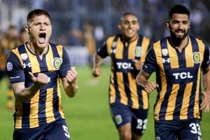 ELLITORAL_256296 |  Adrian Lugones Telam, Tucumán,, 29 de julio de 2019:Leonardo Gil (I) de Rosario Central, festeja el segundo gol de su equipo. Atlético Tucumán y Rosario Central cierran la primera fecha de la Superliga 2019-2020 en el norte argentino, con el arbitraje de Néstor Pitana.Foto: Adrián Lugones.