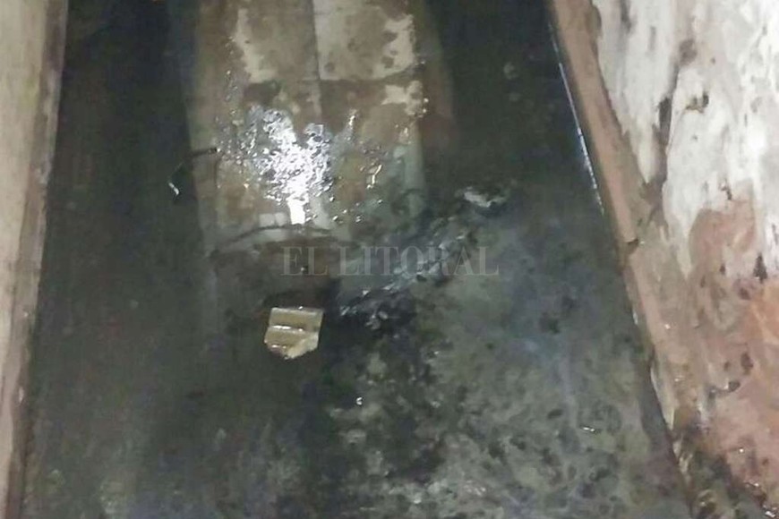 ELLITORAL_178938 |  Periodismo Ciudadano En el subsuelo hay una pérdida cloacal, que viene provocando problemas desde hace mucho tiempo.